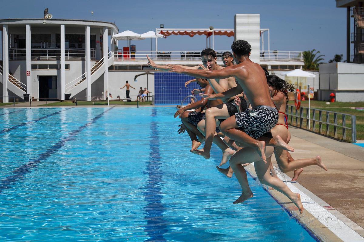 Fotogalería | Abren sus puertas las piscinas de Badajoz