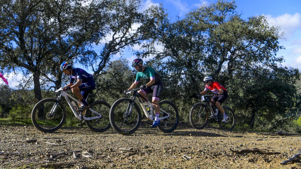Tres participantes en la Bokerón Bike el pasado año