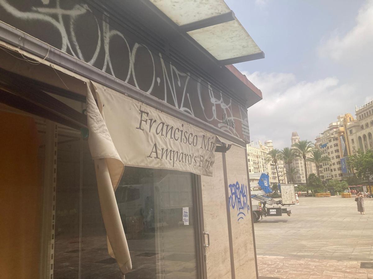 Un ejemplo de uno de los puestos del ayuntamiento, que se ha despertado esta mañana con el toldo rasgado y el cristal roto