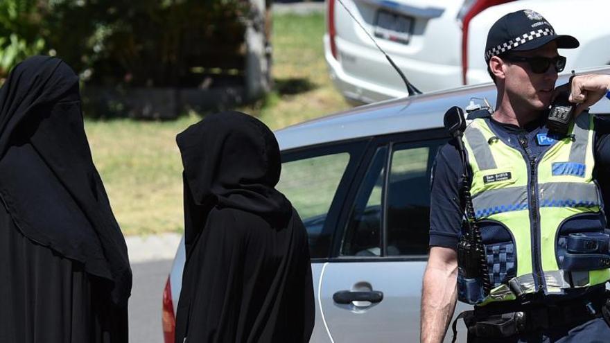 Un policía vigila en la calles de Melborne.