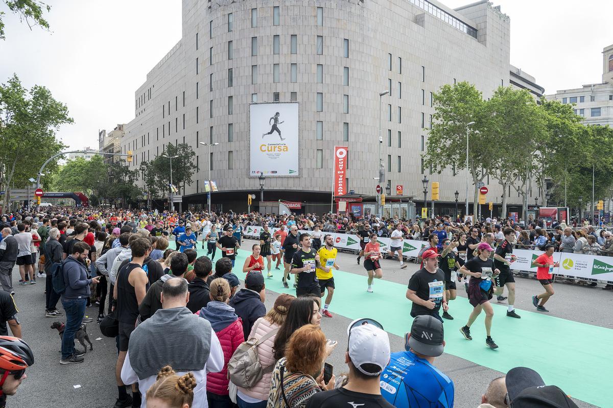 Los participantes finalizando en plaça Catalunya su recorrido de 10 km durante la 44 edición de la Cursa de El Corte Inglés