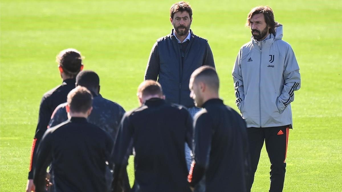 Agnelli, el presidente de la Juventus, junto a Pirlo, en el entrenamiento del equipo en Turín.