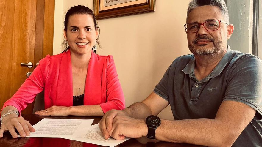 Alba Pérez i Joan Zapata signant l'acord de govern