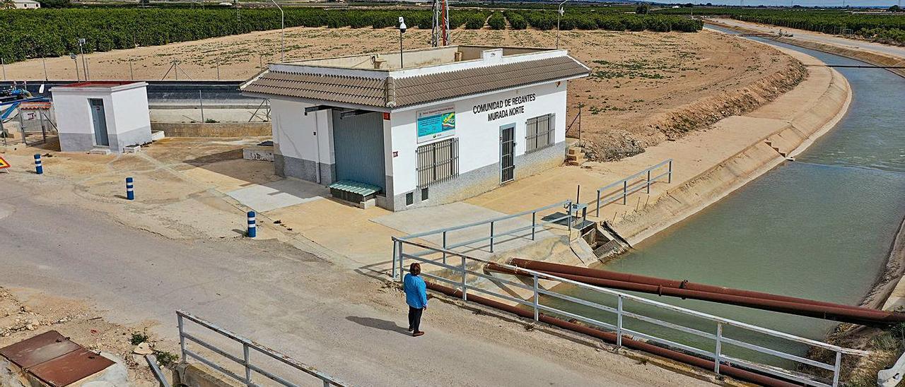 Planta fotovoltaica del trasvase Tajo-Segura de la Murada del Norte, en Alicante. | TONY SEVILLA