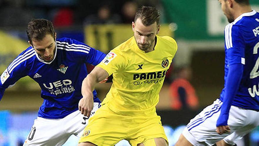 Soldado, ante Pezzella y Petros.