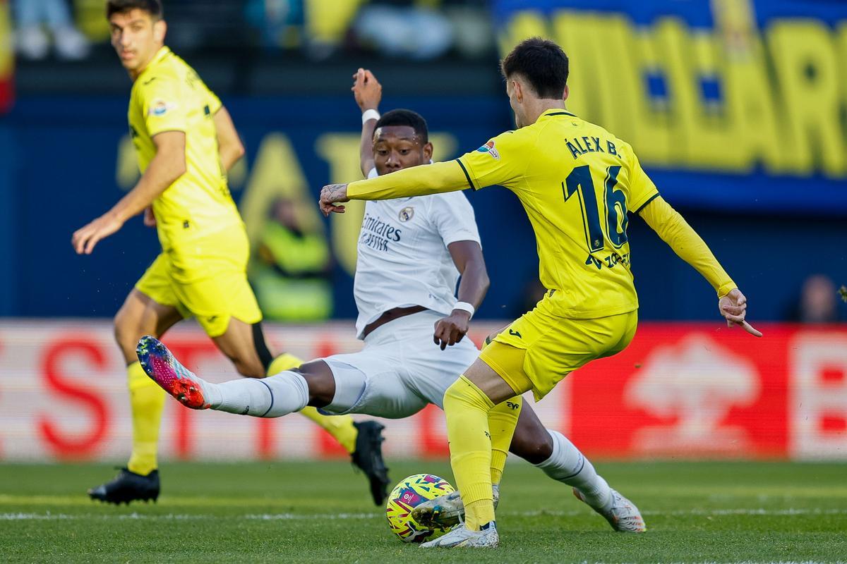 VILLARREAL, 07/01/2023.- El defensa del Real Madrid Alaba lucha por el balón con el centrocampista del Villarreal Alex Baena durante el partido de la jornada 16 de LaLiga Santander que el Villarreal y el Real Madrid disputan este sábado en el estadio de La Cerámica en Villarreal.- EFE /Biel Alino