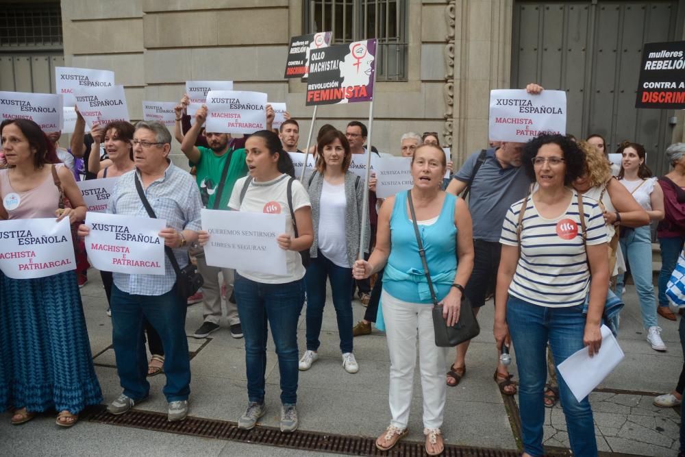 Concentración en Pontevedra contra la libertad provisional para "La Manada"