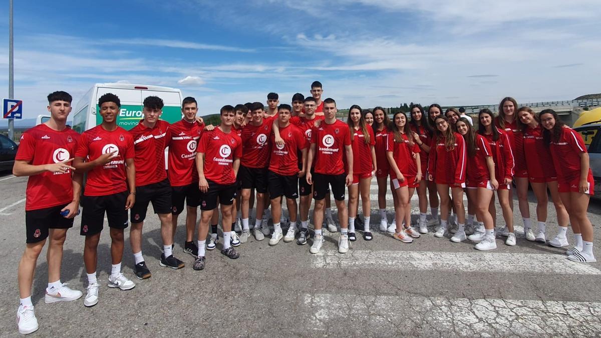 Los equipos júnior masculino y femenino del Casademont en el Nacional de Huelva.