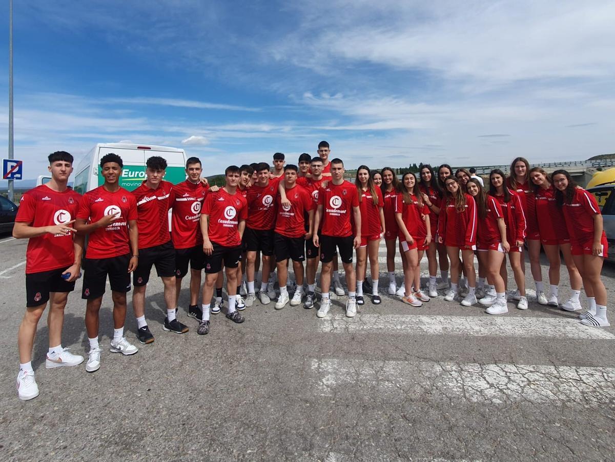 Los equipos júnior masculino y femenino del Casademont en el Nacional de Huelva.