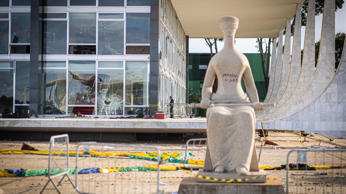 Daños fuera del edificio del Supremo Tribunal Federal tras los ataques a edificios gubernamentales por parte de partidarios del expresidente brasileño Jair Bolsonaro en Brasilia.