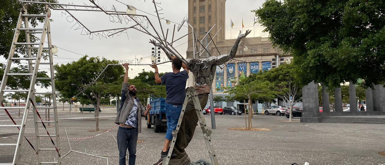 Montaje en la plaza de España de la escultura Lo llevo bien, del artista Julio Nieto.