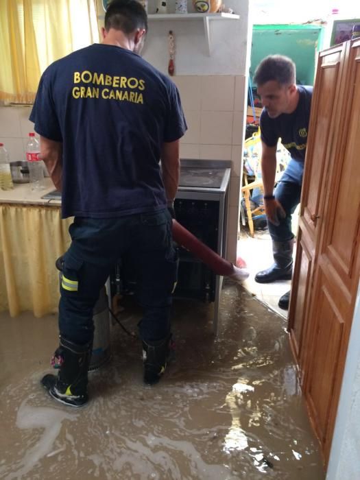 Inundación en las casas colindantes a la playa de Tauro