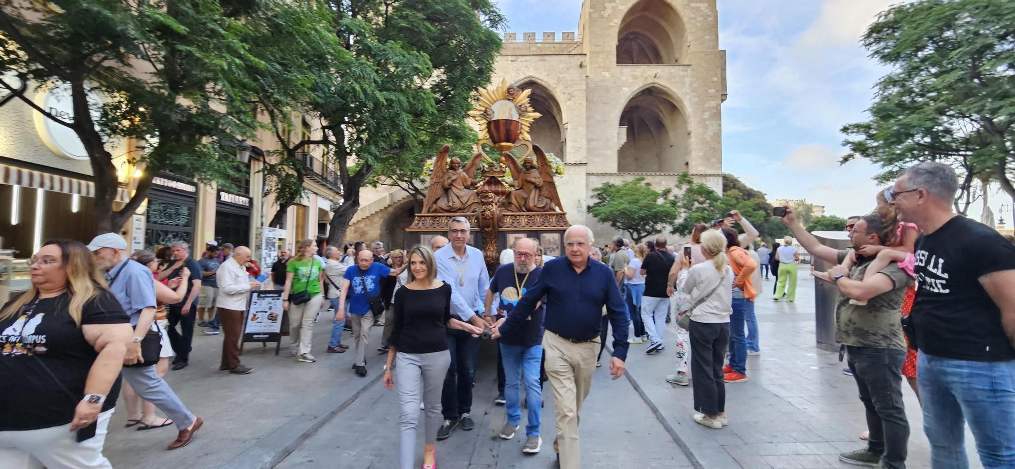 Así ha sido el traslado de las Rocas del Corpus a la Plaza de la Virgen