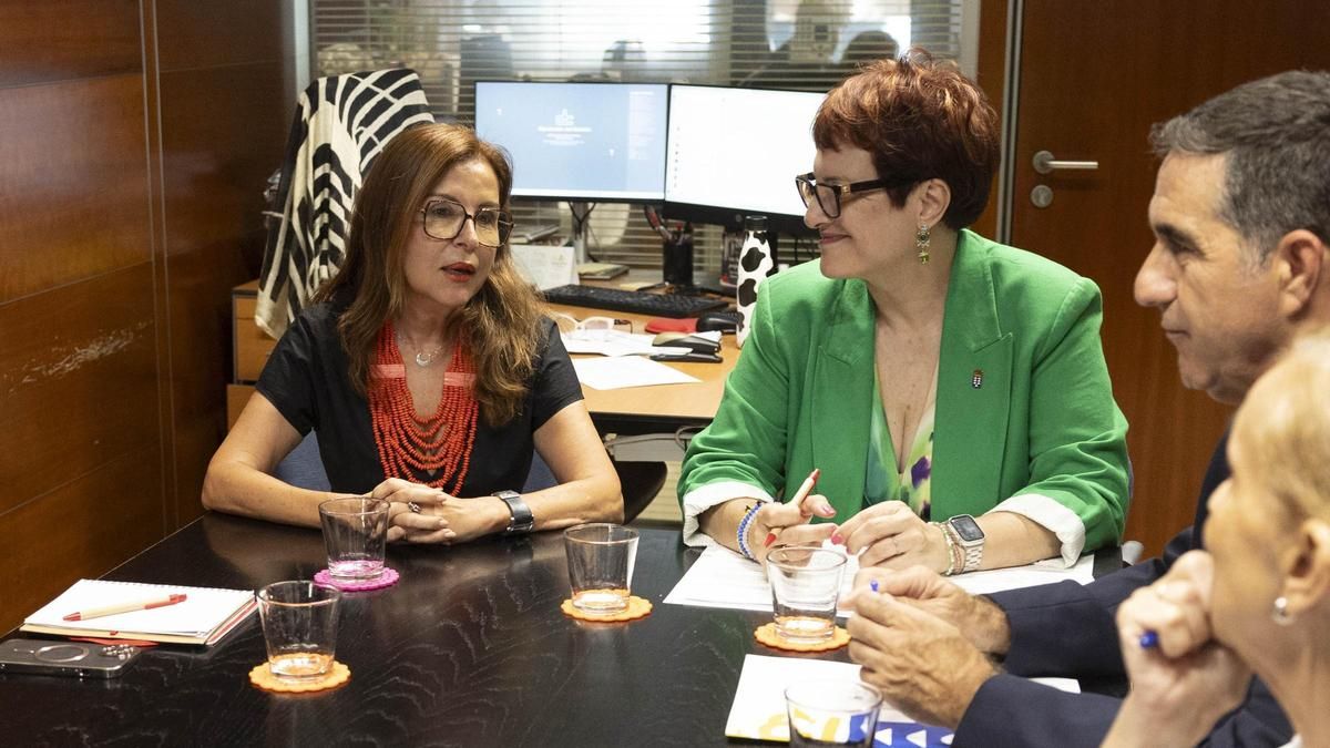 De izquierda a derecha, Dolores Padrón, Candelaria Delgado y Francisco Candil.