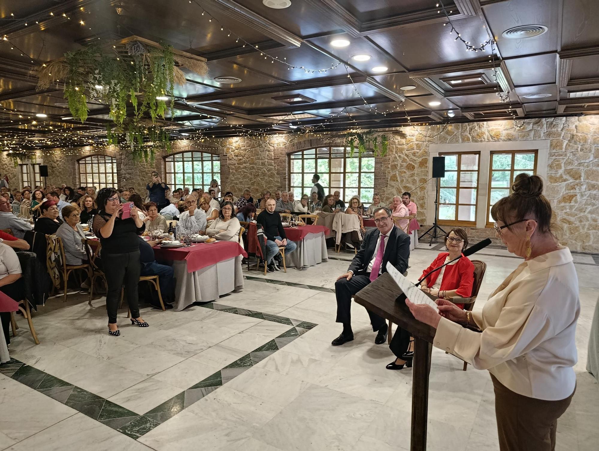 Emotivo y multitudinario homenaje a los sanitarios de Villabona