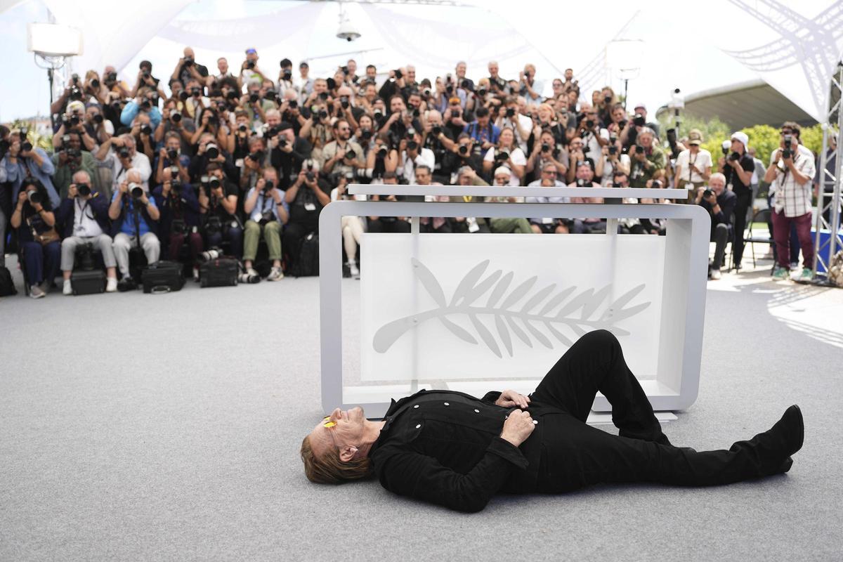 El cantante Bono (U2) tumbado ante los fotógrafos del Festival de Cannes.