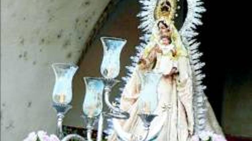 La Virgen de Belén estrena traje y manto en las fiestas