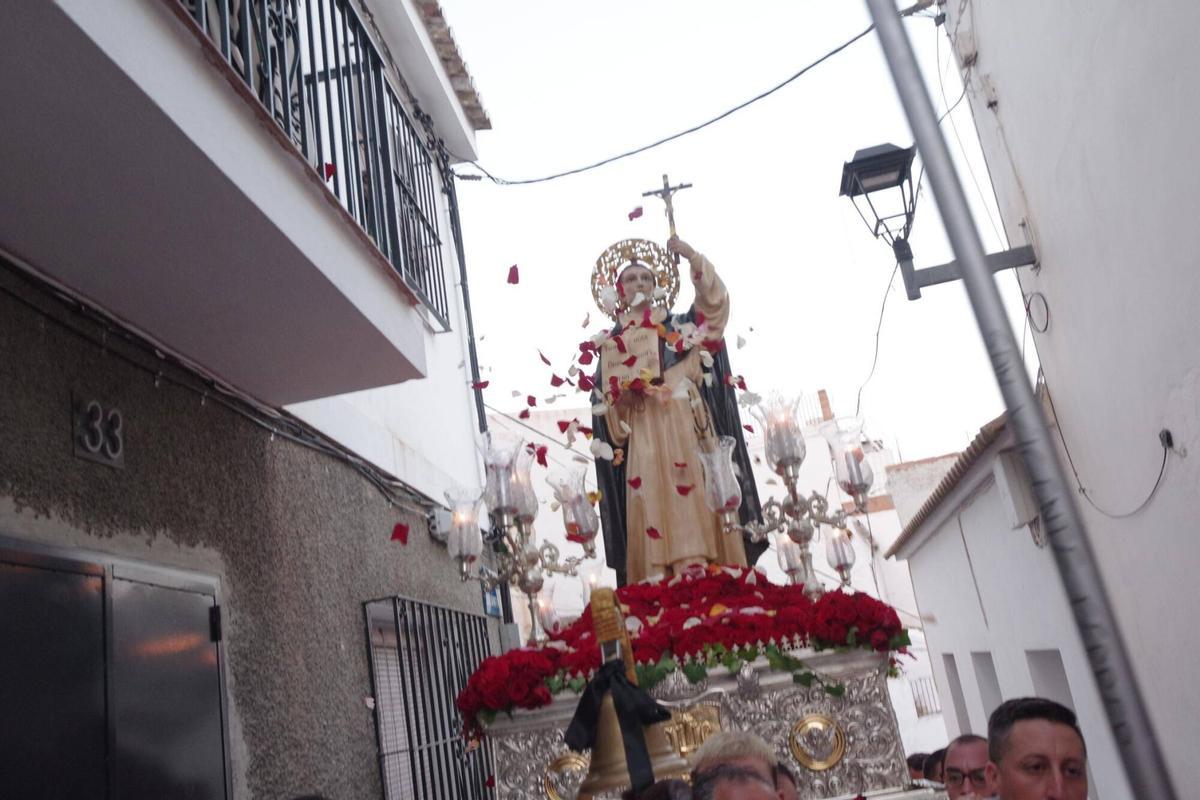 Las calles de Olías vivieron la procesión de San Vicente Ferrer, una cita en la que sus vecinos rindieron culto a su patrón por las estrechas calles del núcleo. Las calles de Olías vivieron la procesión de San Vicente Ferrer, una cita en la que sus vecinos rindieron culto a su patrón por las estrechas calles del núcleo.