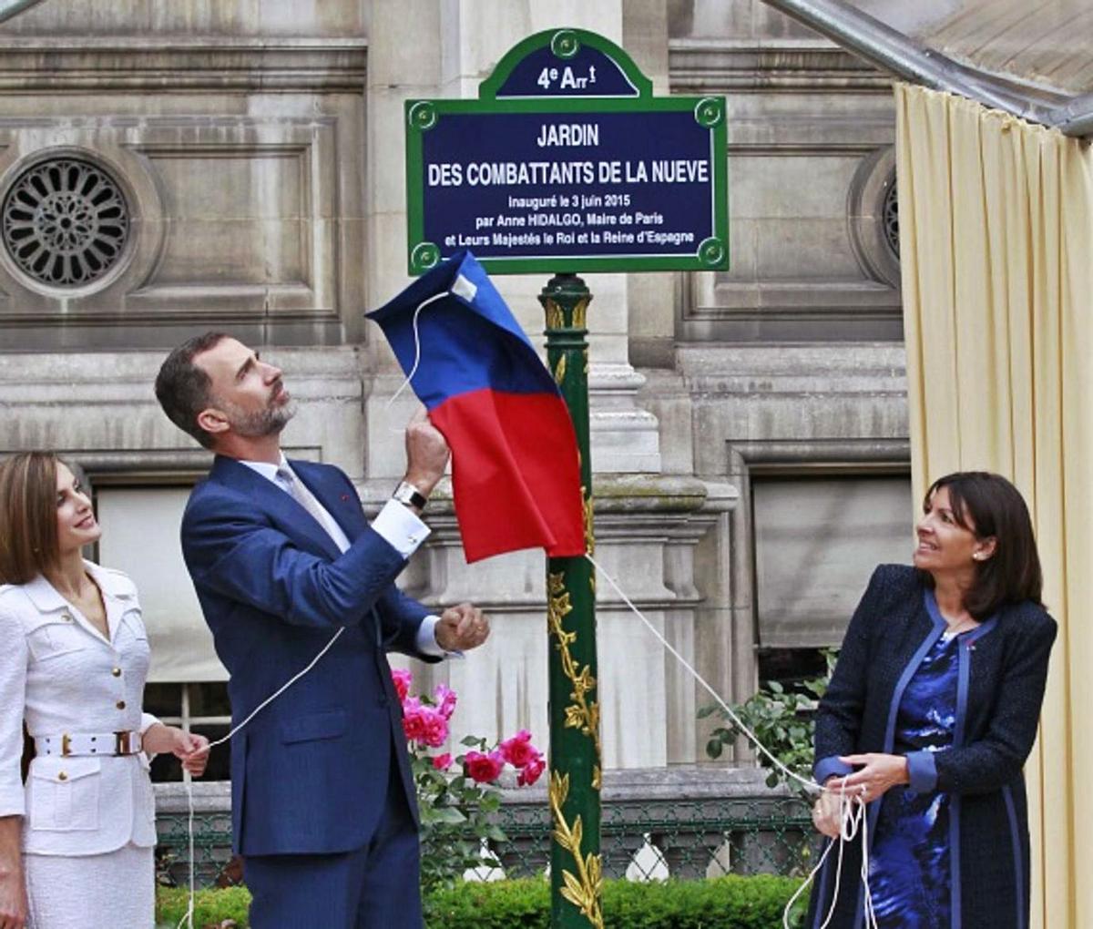Los Reyes de España y Anne Hidalgo, en el homenaje a los republicanos españoles que liberaron París. | REUTERS