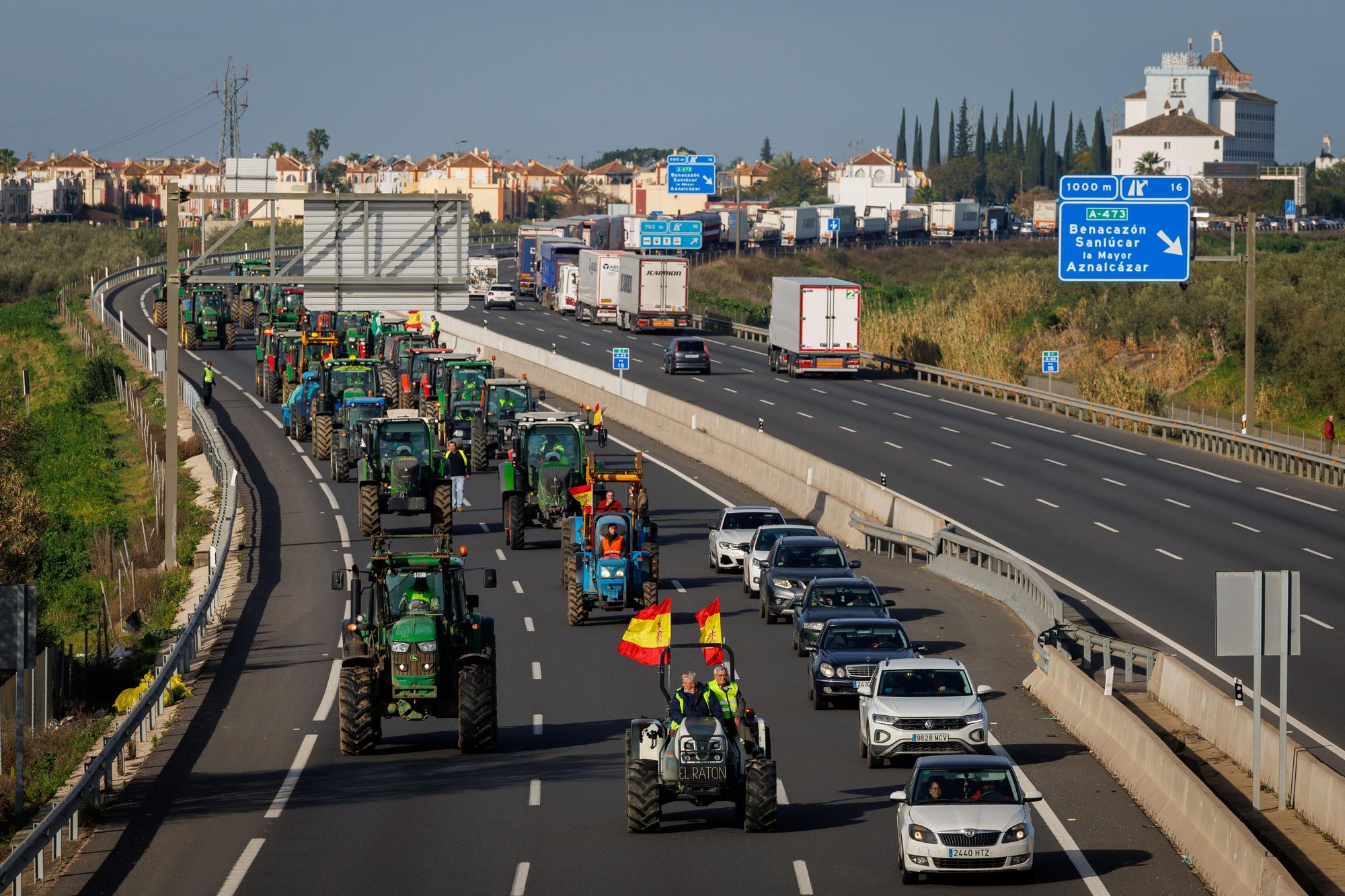 Los agricultores cortan los principales accesos a Sevilla por carretera