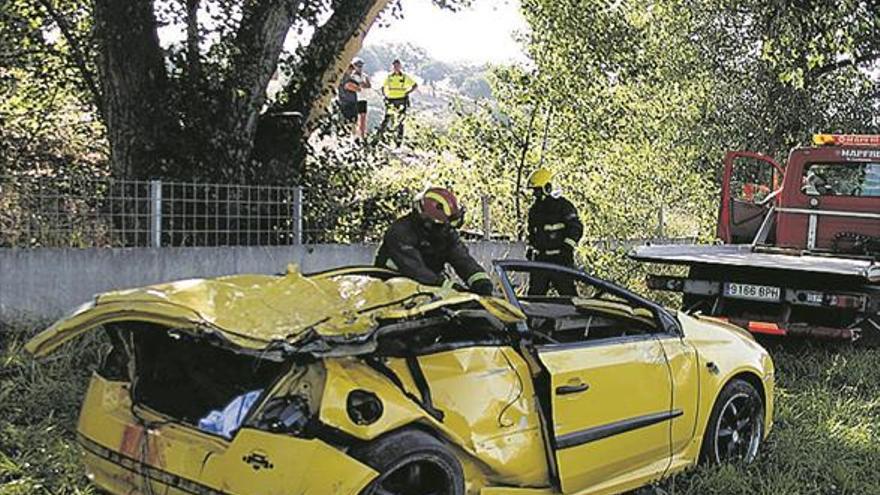 Fallecen cuatro jóvenes al salirse su coche de la carretera en Salamanca