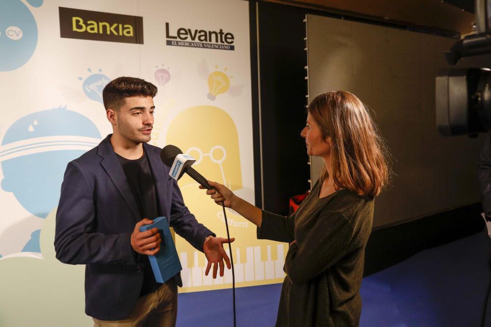 Los invitados posan en el photocall de los premios Talento Joven CV.