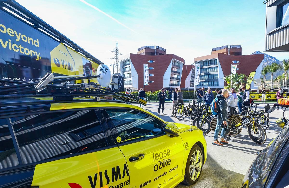 Gran expectación mediática en la presentación del equipo Visma en La Nucía.