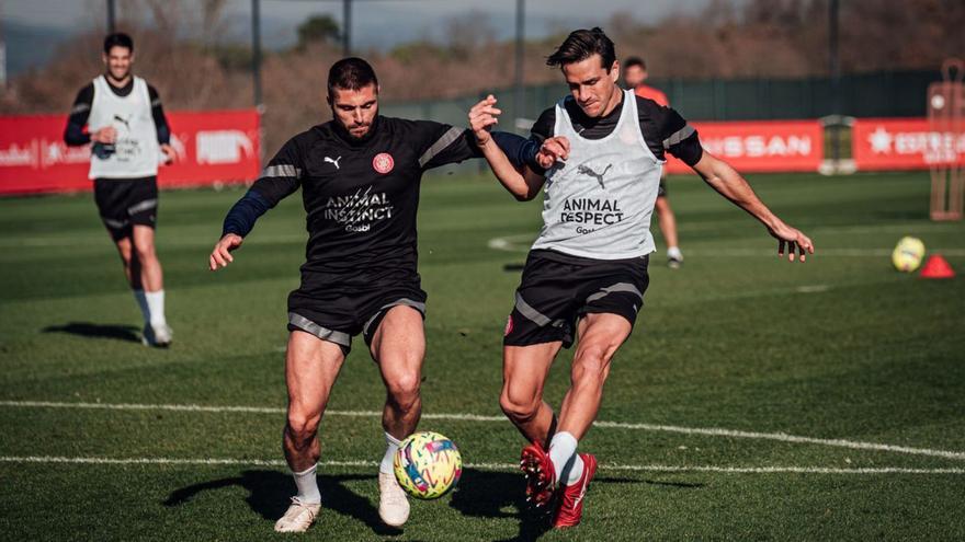 David López i Bernardo disputen una pilota en l’entrenament d’ahir. | GIRONA FC/NURI MARGUÍ