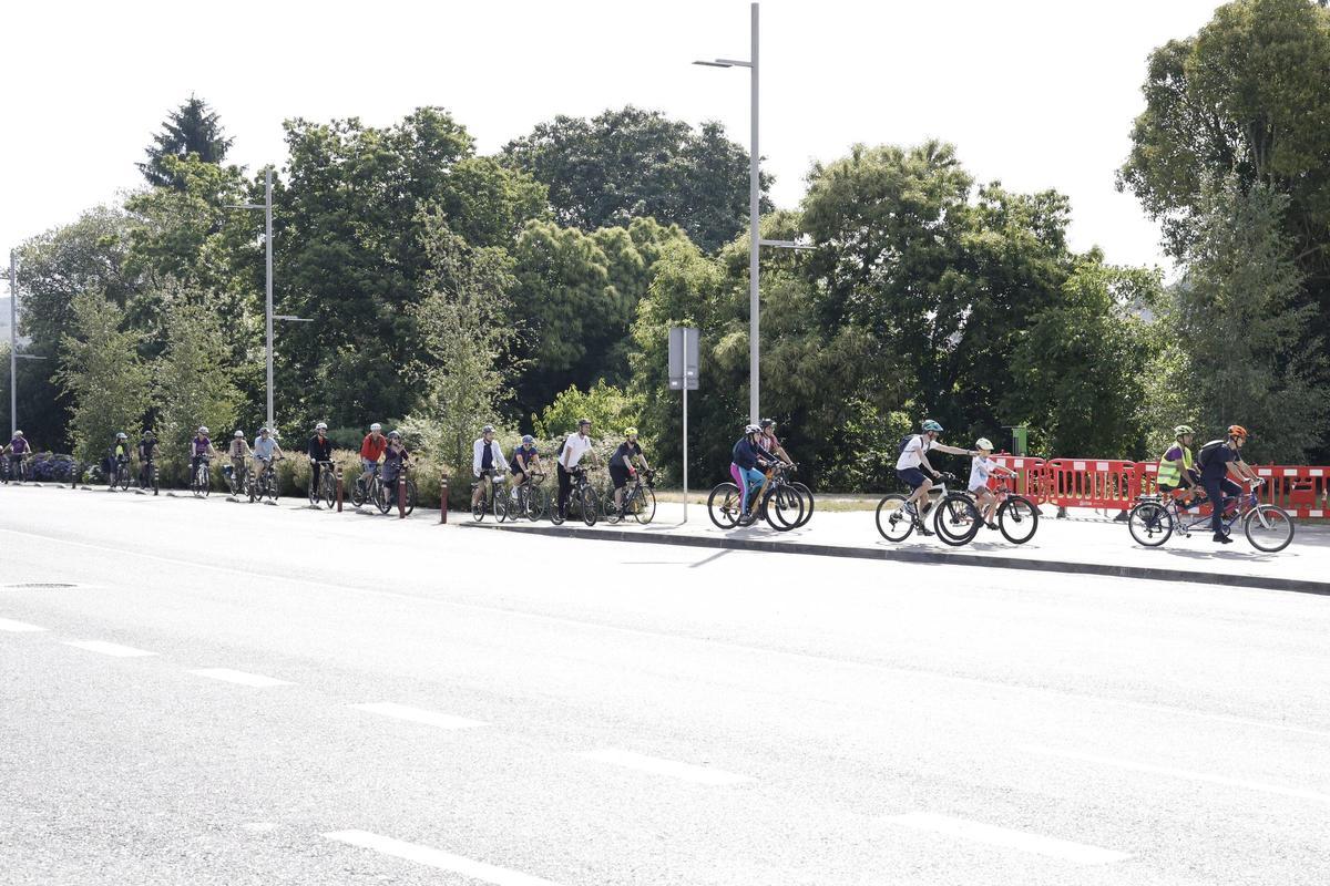 Una marcha ciclista reclama cambios en la movilidad de Santiago: "Pedimos que se pense tamén nas bicicletas e nos peóns" Una marcha ciclista reclama cambios en la movilidad de Santiago: "Pedimos que se pense tamén nas bicicletas e nos peóns"