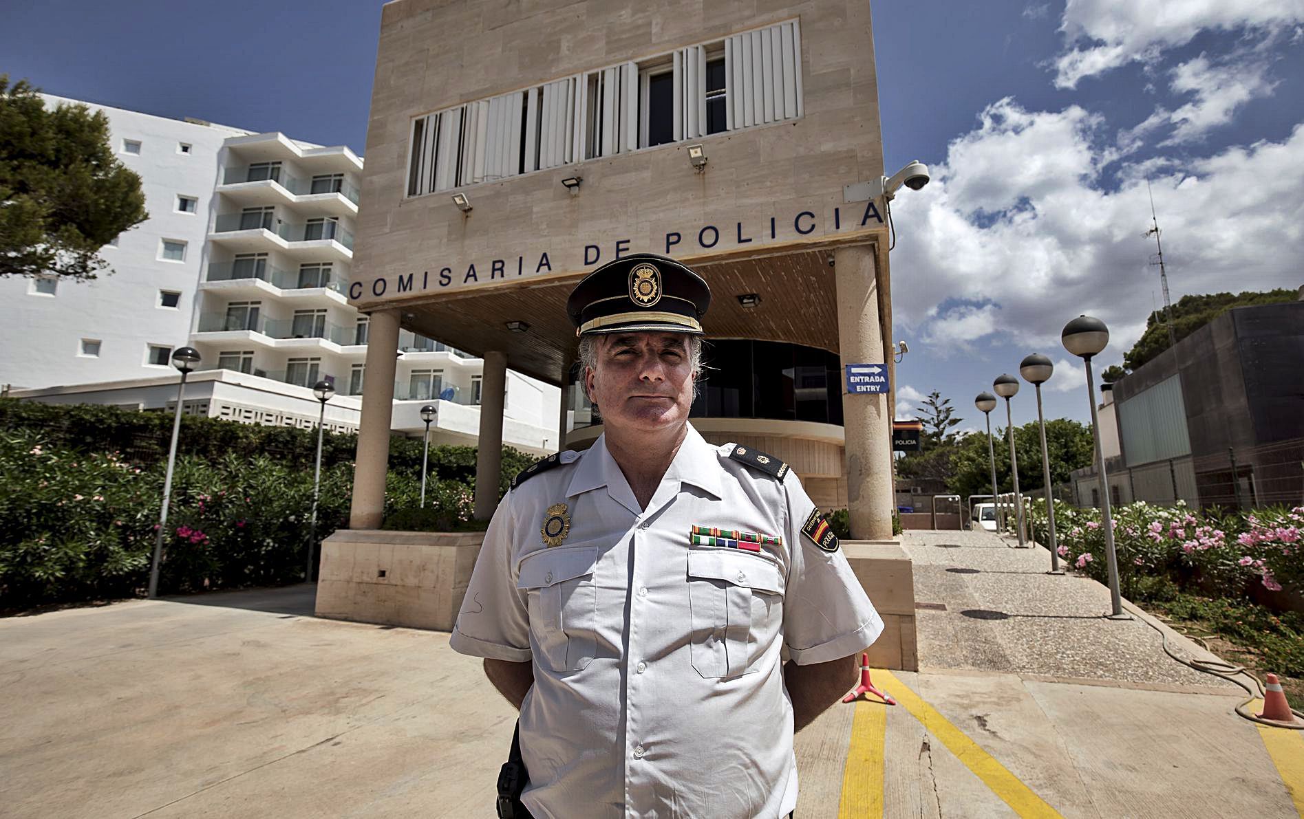 El inspector jefe Francisco Javier Santos, ante la comisaría de la Playa de Palma. |  B. RAMON