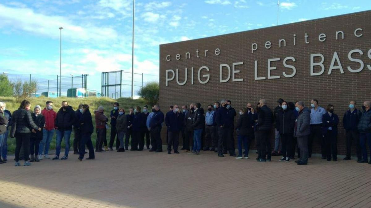 Funcionaris concentrats divendres a Puig de les Basses. | TWITTER MBPRESONS