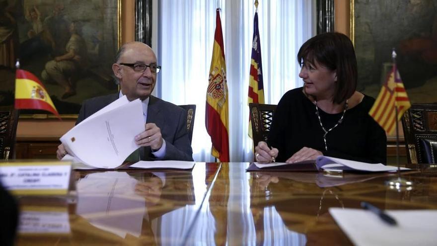 Montoro y Armengol en la firma del acuerdo en diciembre.