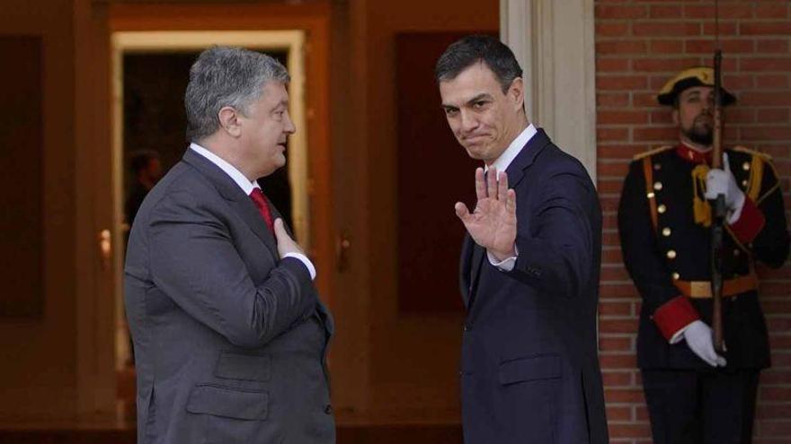 Sánchez recibe en Moncloa al presidente de Ucrania en su primer acto como presidente