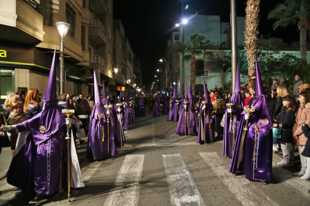 Miles de personas contemplaron el paso de las imágenes de las seis cofradías que participan en Lunes Santo