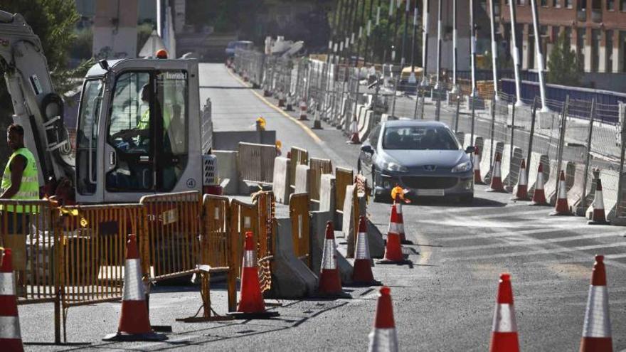 Un vehículo circulando por el puente tras su reapertura esta tarde