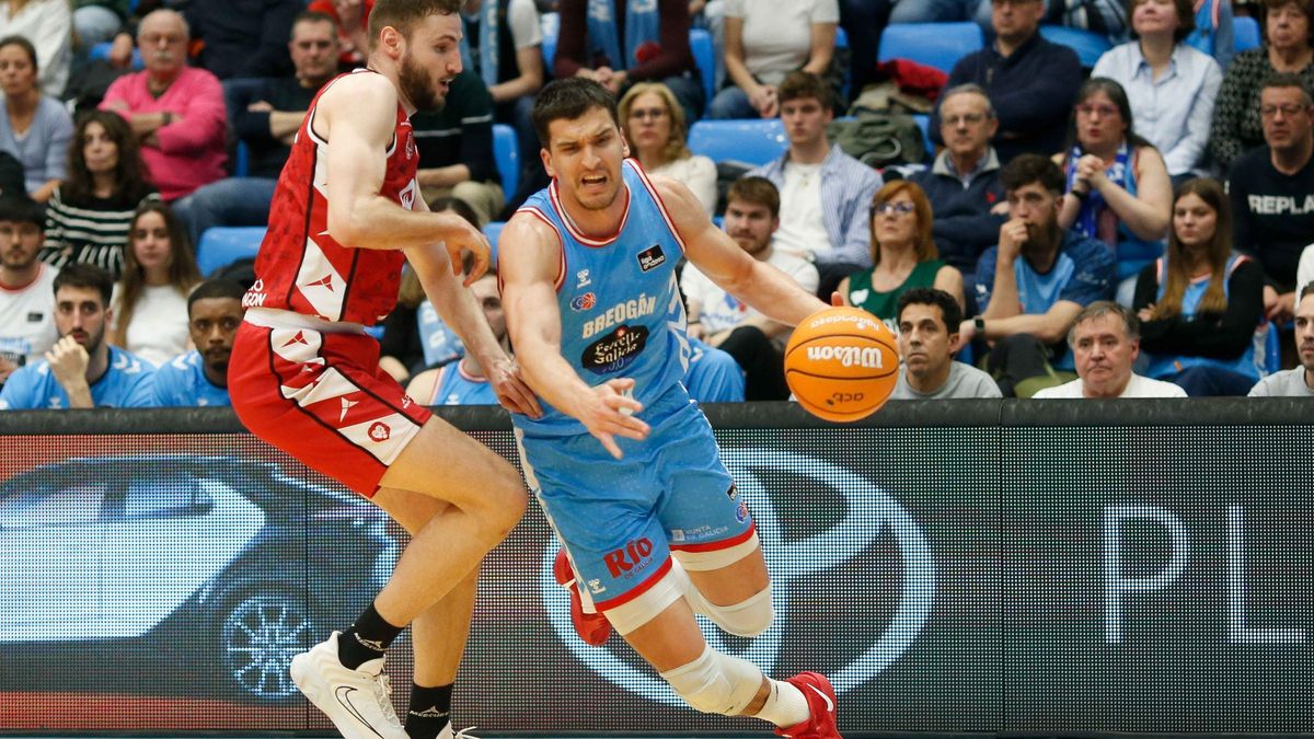 Toni Nakic, en el Breogán-Casademont Zaragoza de esta temporada, entrando a canasta