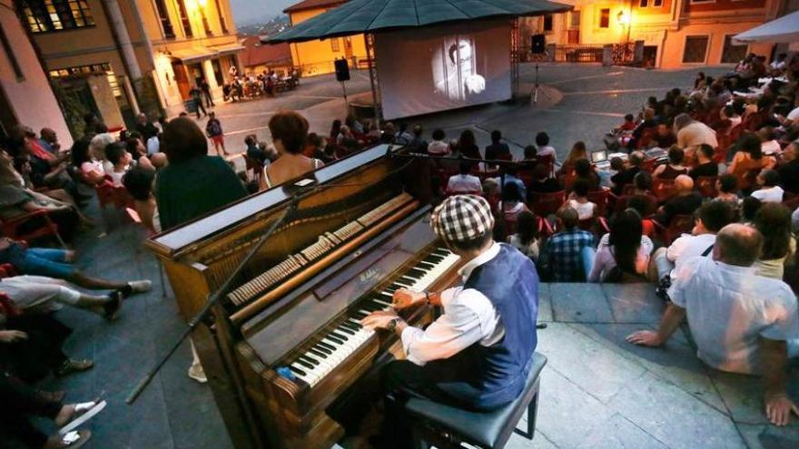 Arévalo al piano, durante la proyección de &quot;El hombre mosca&quot;, en Oviedo.