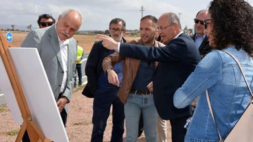 El alcalde y el director de Obras Públicas en la carretera de Jumilla.