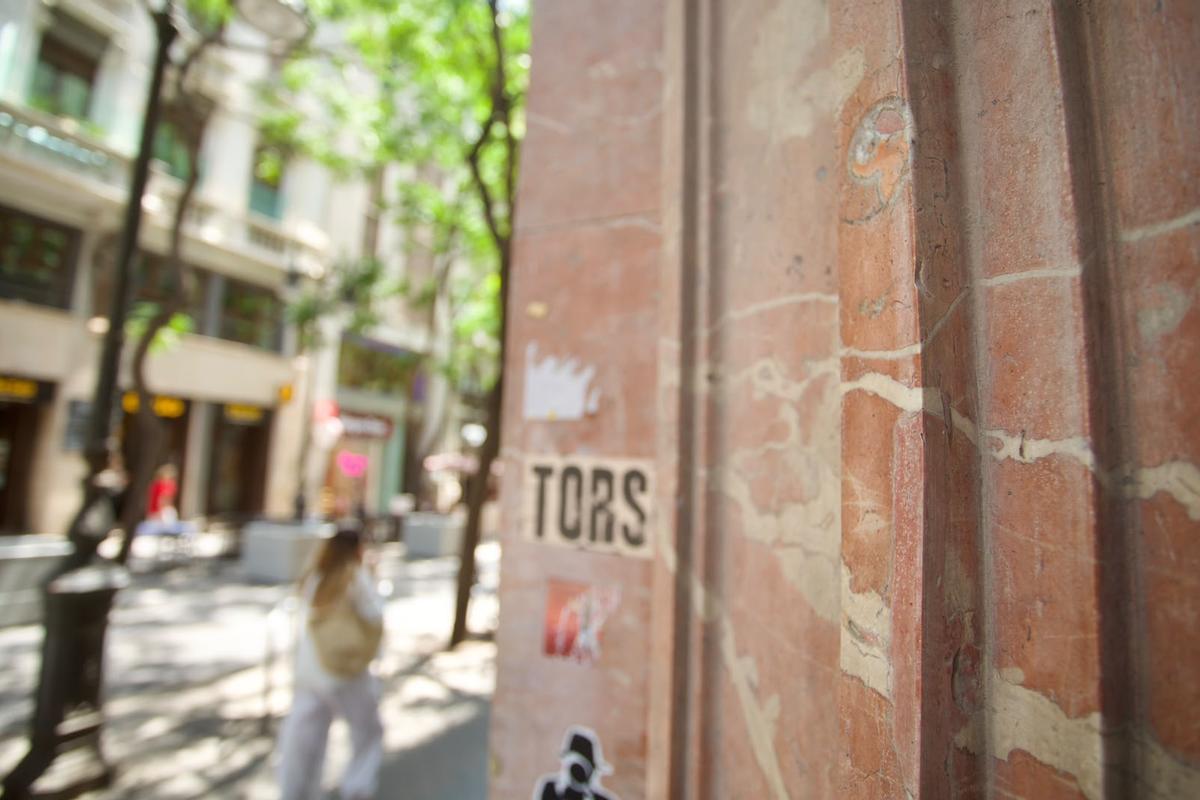 Un precioso ammonite saluda desde la esquina de la calle San Vicente con Sant Ferran
