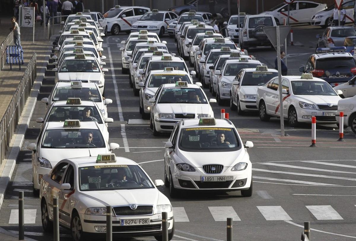 GRA207  MADRID  14 10 2013 - Decenas de taxis hacen cola esta tarde en las proximidades de la estacion de Atocha  en Madrid  El viaje de taxi desde el aeropuerto de Barajas tendra un coste minimo de 20 euros y el precio sera fijo  de 30 euros  en el caso de trayectos entre Barajas y cualquier punto de la zona centro de la ciudad situado dentro de la M30 con independencia del punto de salida  En la propuesta que el Ayuntamiento de Madrid elevara a la comision de precios de la Comunidad de Madrid se incluye ademas una subida media de las tarifas de 1 25   y la simplificacion de la bajada de bandera  de 2 40 euros de lunes a viernes en horario diurno -de 6 00 a 21 00 horas- y de 2 45 en horario nocturno  fines de semana y festivos  EFE Chema Moya