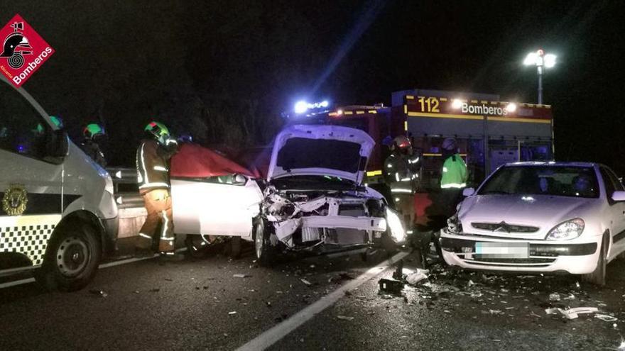 La carretera quedó bloqueada por los dos coches siniestrados.