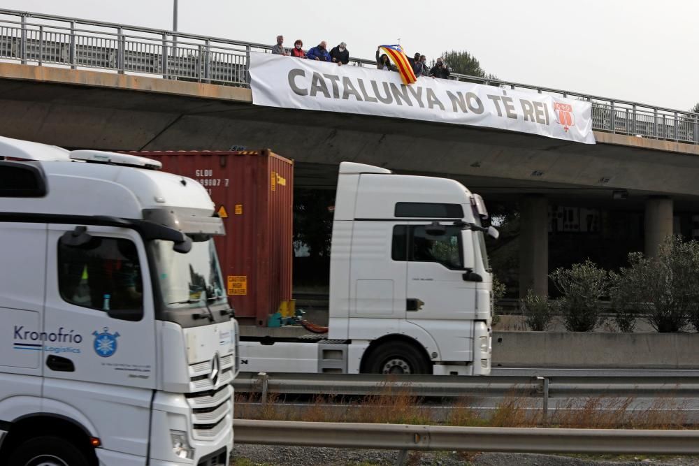 ANC i Òmnium despleguen pancartes a ponts de Martorell contra la visita de Felip VI a Seat