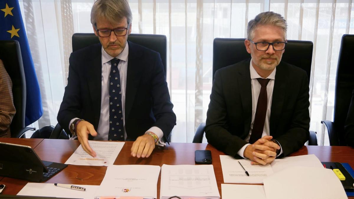 Luis Alberto Marín compareció ayer en la Comisión de Economía, que preside Víctor Martínez-Carrasco (d).
