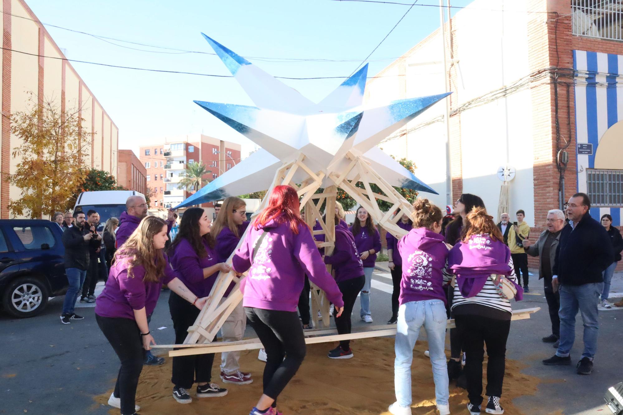 Así ha sido la "plantà" del "Pi de Nadal", la última Falla del año en València