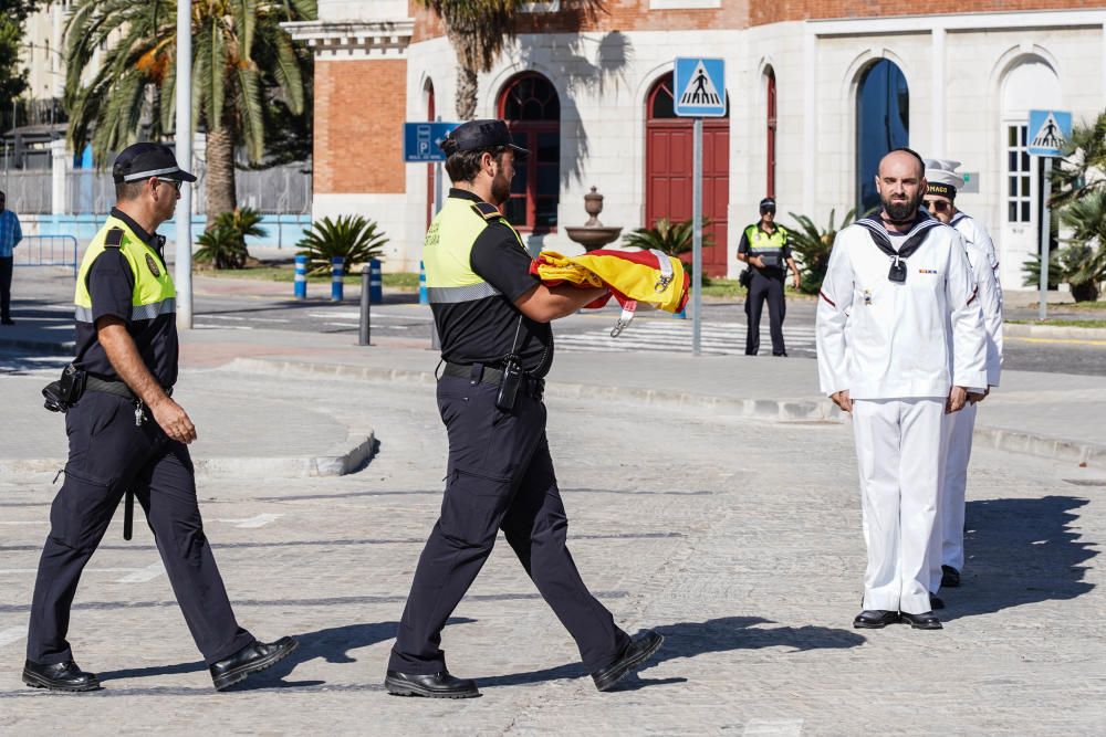 Imágenes del acto de izado de la bandera de España en el puerto