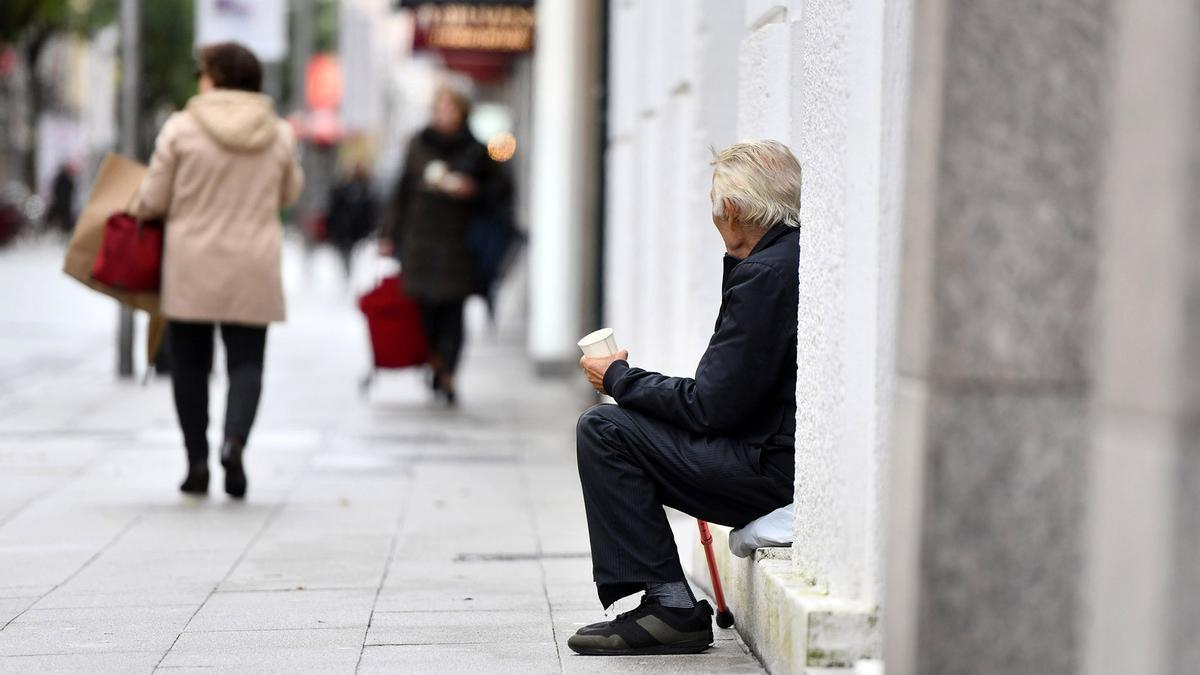Una persona pide limosna en una calle de Pontevedra