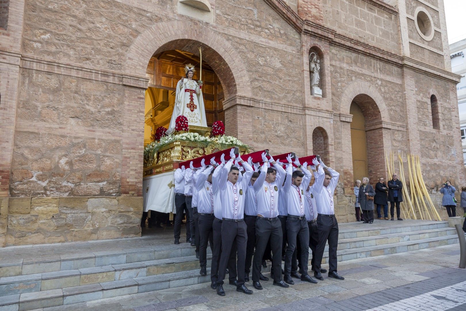 Emotivo Encuentro del Domingo de Resurrección en Torrevieja