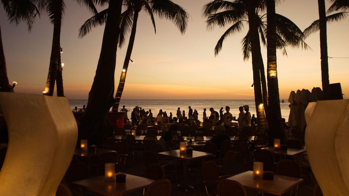 Cena, espectáculo y buen ambiente: así comienzan las noches más animadas en los restaurantes con alma en Ibiza.