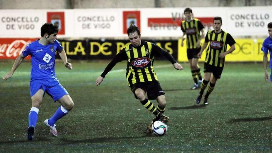 Sergio Santos, del Rápido, conduce el balón durante el encuentro con el Pontevedra. // Marta G. Brea