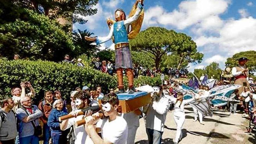 El Àngel durante el pasacalles celebrado en la pasada edición.